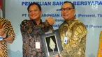Dirut PT Bank Tabungan Negara (Persero) Tbk. Maryono (kanan) berjabat tangan dengan Dirut PT Permodalan Nasional Madani (Persero) (PNM) Arief Mulyadi usai penandatanganan perjanjian pembelian saham bersyarat PNMIM dari PNM di Kementerian BUMN, Jakarta, Senin (22/4). (Liputan6.com/Angga Yuniar)