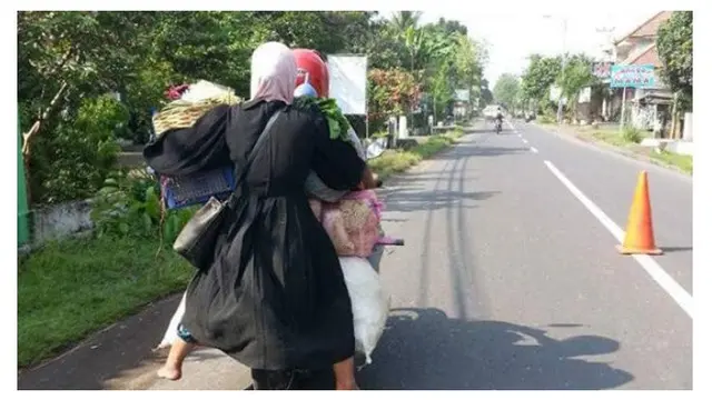 Potret Pengendara Motor Bawa Muatan Banyak Ini Bikin Geleng Geleng