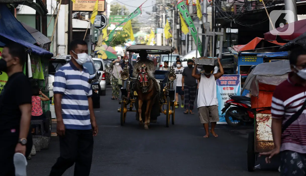 Aktivitas masyarakat di kawasan Jalan Malioboro, Yogyakarta, Minggu (10/10/2021). Wisatawan yang berkunjung di kawasan wisata Yogyakarta wajib mematuhi dan menerapkan protokol kesehatan karena Daerah Istimewa Yogyakarta masih berstatus PPKM level 3. (Liputan6.com/Helmi Fithriansyah)