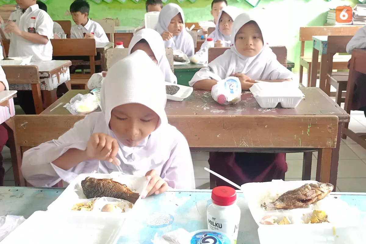 Kayla, Siswi Kelas 2 SD (bangku kedua), Bawa Pulang Makan Siang Gratis Bergizi. (Senin, 04/11/2024). (Yandhi Selatan/Liputan6.com).
