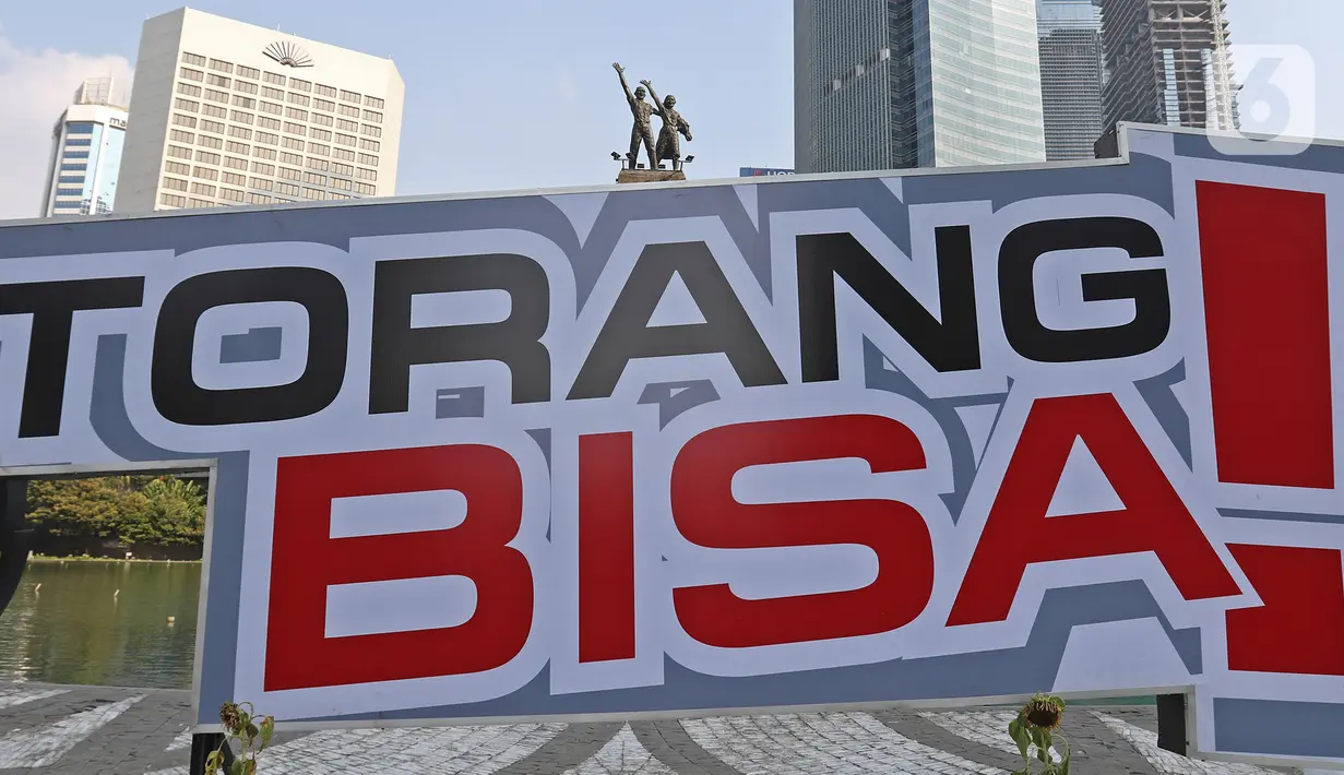 Maskot dan slogan Pekan Olahraga Nasional (PON) XX Papua terpasang di Bundaran Hotel Indonesia, Jakarta, Jumat (16/07/2021). Pemasangan maskot PON XX Papua itu bentuk promosi kegiatan pekan olahraga yang diselenggarakan tiap empat tahun sekali. (Liputan6.com/Herman Zakharia)