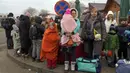 Pengungsi, sebagian besar wanita dan anak-anak, menunggu transportasi di perbatasan di Medyka, Polandia, Sabtu (5/3/2022). Mereka melarikan diri dari invasi Rusia di Ukraina. (AP Photo/Markus Schreiber)