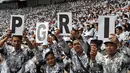 Ribuan guru dari sejumlah daerah menghadiri peringatan HUT Persatuan Guru Republik Indonesia (PGRI) ke-70 di SUGBK, Jakarta, Minggu (13/12/2015). Para guru kecewa karena Presiden jokowi tidak hadir di acara tersebut. (Liputan6.com/Johan Tallo)