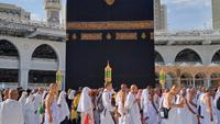 Suasana ibadah tawaf jemaah haji dari berbagai negara, termasuk Indonesia di Masjidil Haram, Makkah. (FOTO: MCH PPIH ARAB SAUDI 2023)