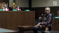 Terdakwa perintangan penyidikan korupsiE-KTP, Bimanesh Sutarjo (kanan) saat menjalani sidang lanjutan di Pengadilan Tipikor, Jakarta, Kamis (7/6). Sidang mendengar keterangan terdakwa. (Liputan6.com/Helmi Fithriansyah)