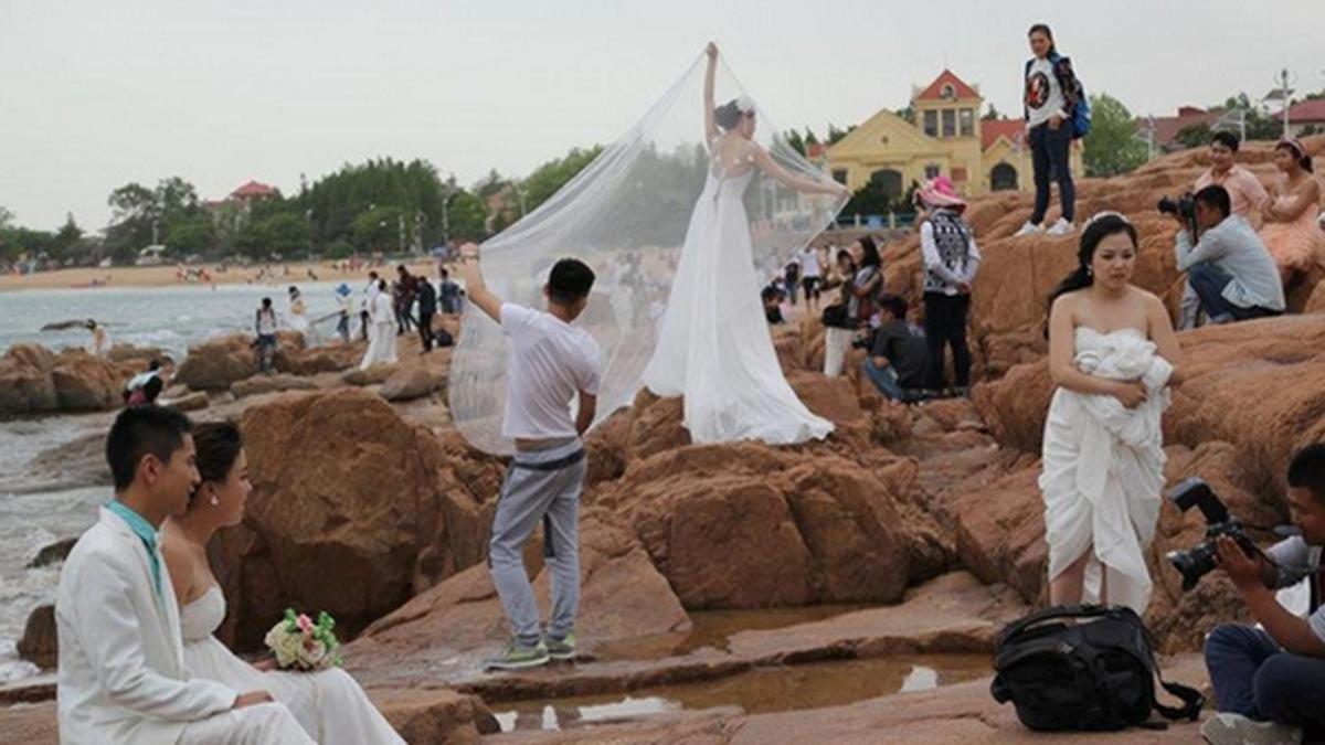 Wah Pantai Ini Dipadati Para Pasangan Berbaju Pengantin Lengkap