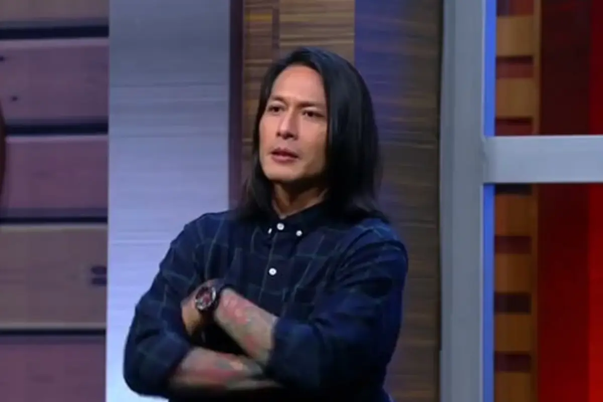 6 Potret Terbaru Chef Juna Berambut Gondrong, Bikin Pangling