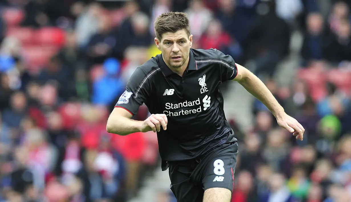 Steven Gerrard (92 assist) - Salah satu legenda Liverpool ini memiliki catatan apik dalam hal assist. Selama kariernya di Liverpool, Gerrard menyumbangkan 92 assist di kompetisi Premier League. (AFP/Steve Parkin)