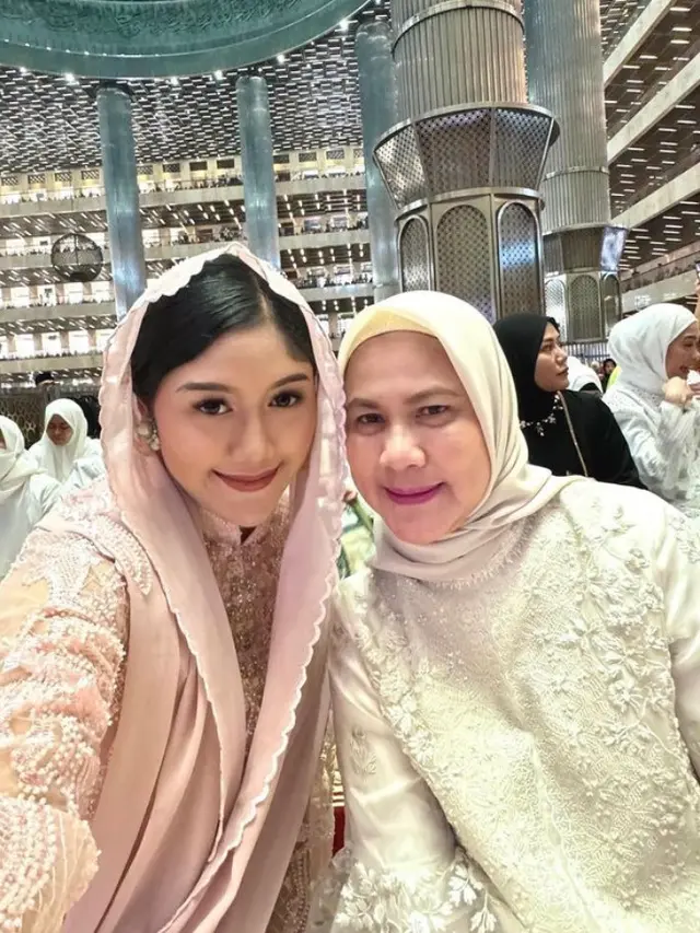 Tampilan Keluarga Jokowi saat Lebaran. [@erinagudono]