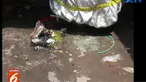 Botol mengenai kaca belakang mobil sehingga alarm berbunyi dan membangunkan penghuni rumah.