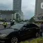 Polisi mengimbau pengguna jalan yang menggunakan kendaraan pribadi mobil dan motor yang berboncengan di Bundaran HI, Jakarta, Jumat (10/4/2020). Penerapan hari pertama PSBB hingga 14 hari kedepan ini dilakukan untuk mencegah penyebaran COVID-19 dan selalu menggunakan masker.(merdeka.com/Imam Buhori)