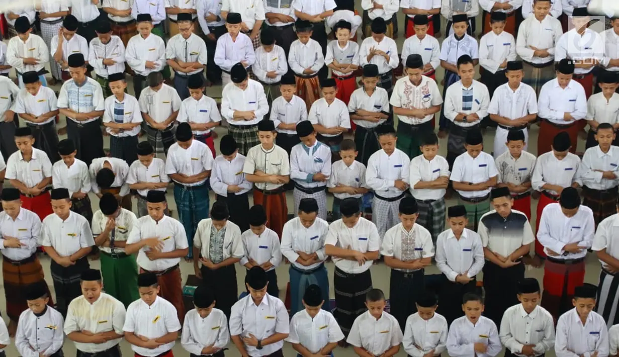 Santri melakukan salat berjamaah di Pesantren Tarbiyah Islamiyah Ar-Raudlatul Hasanah, Medan, Sumatera Utara (21/5). Setiap Ramadan para santri melakukan salat dan tadurus Alquran berjamaah. (Liputan6.com/Reza Perdana)