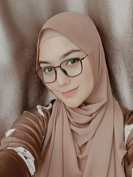 Selalu cantik dengan hijab pasmina, gaya hijab warna beige mocha ini membuat wanita kelahiran 1994 tersebut bak masih ABG. (Liputan6.com/IG/@citraciki)