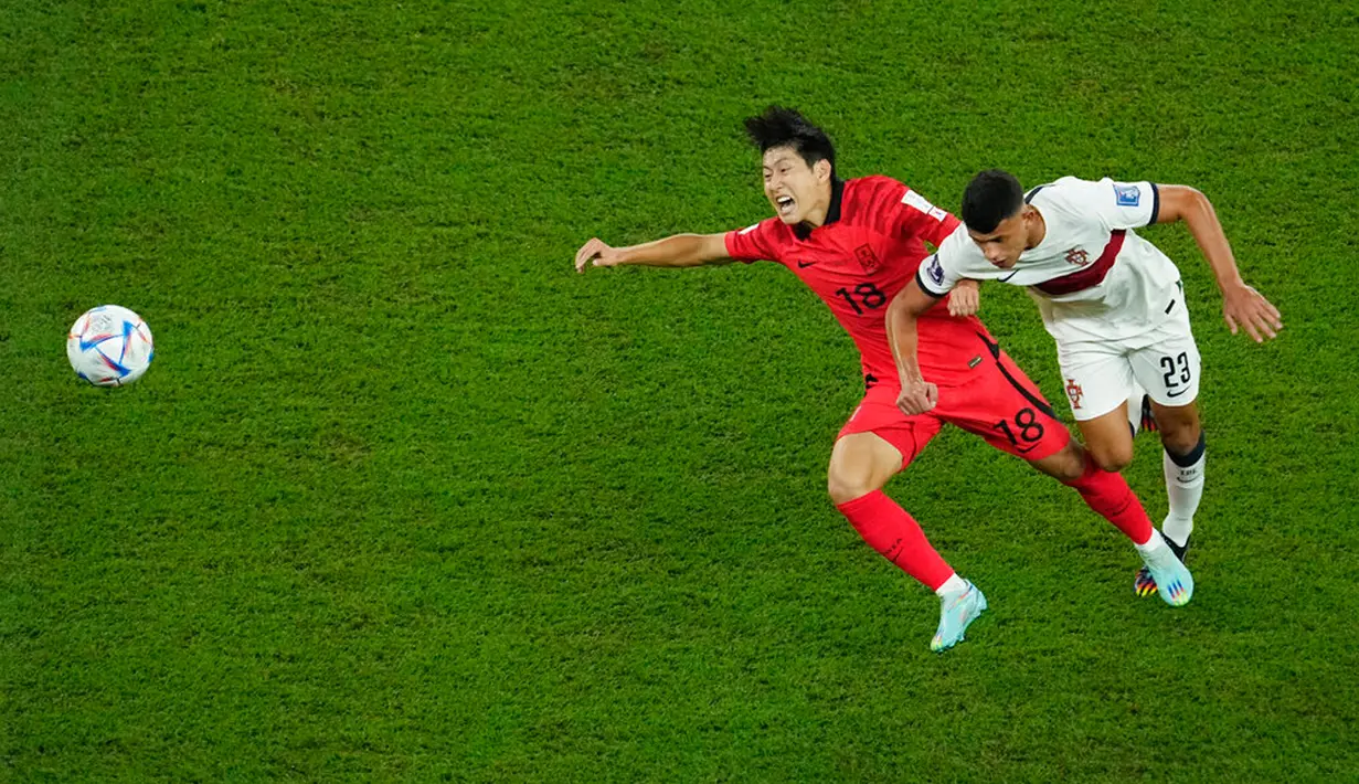 Pemain Portugal Matheus Nunes (kanan) dan pemain Korea Selatan Lee Kang-in bersaing memperebutkan bola pada pertandingan sepak bola Grup H Piala Dunia 2022 di Education City Stadium, Al Rayyan, Qatar, 2 Desember 2022. Korea Selatan melaju ke babak 16 besar Piala Dunia 2022 usai menaklukkan Portugal dengan skor 2-1. (AP Photo/Darko Bandic)