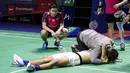 Momen mengharukan saat pelatih ganda putra Malaysia, Rexy Mainaky memeluk Yeremia Erich Yoche Yakob Rambitan yang mengalami cedera lutut saat pertandingan perempat final Indonesia Open 2022. Legenda bulu tangkis Indonesia itu tak kuasa menahan tangis melihat Yeremia tergeletak tak berdaya di lapangan.(Bola.com/Bagaskara Lazuardi)