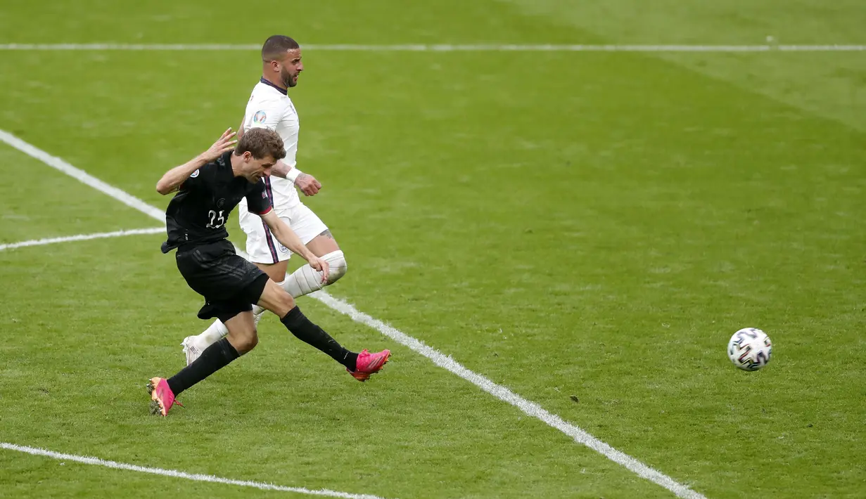 Jerman tak tinggal diam. Thomas Muller punya peluang emas setela beradapan satu lawan satu dengan Pickford. Namun, bola sepakannya melenceng. (Foto: AP/Pool/Matthew Childs)