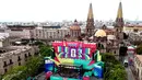 Pemandangan udara ini menunjukkan instalasi FIFA Fan Fest Guadalajara di Plaza de la Liberacion di Guadalajara, Meksiko, Selasa 9 Juni 2026, menjelang pembukaan turnamen sepak bola Piala Dunia 2026. (Ulises RUIZ/AFP)