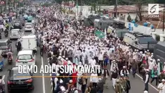 Para pendemo menuntut agar polisi mengadili Sukmawati terkait kasus puisi yang dianggap penistaan agama.