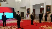 Presiden Jokowi melantik 5 anggota Dewan Kehormatan Penyelenggaraan Pemilu (DKPP), Rabu (7/9/2022). (Liputan6.com/ Lizsa Egeham)