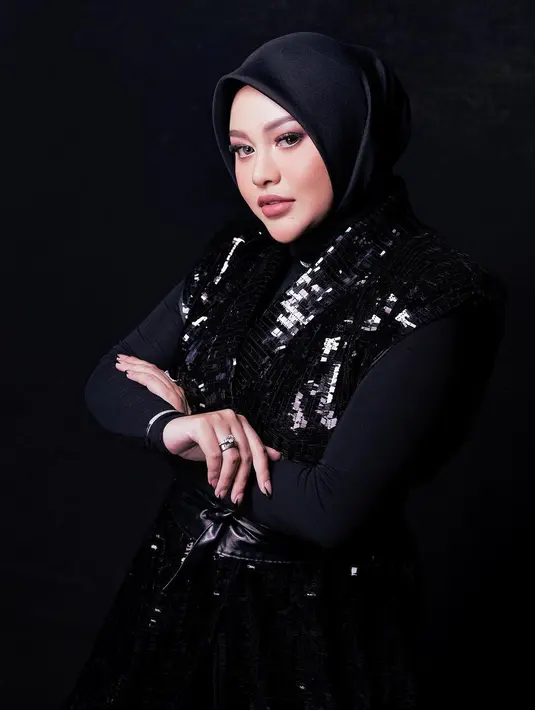 Dengan outfit serba hitam, Aurelie Hermansyah tampil dengan makeup bold. Memilih makeup bernuansa merah muda dan eye makeup yang bold, Aurelie tampak luar biasa cantik. Foto: Instagram.