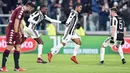Pemain Juventus, Douglas Costa berselebrasi setelah mencetak gol ke gawang Torino dalam lanjutan Coppa Italia di Stadion Allianz, Rabu (3/1). Costa menyumbang satu dari dua gol untuk Juventus melenggang ke babak semifinal. (Andrea Di Marco/ANSA via AP)