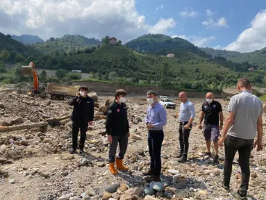 Tim penyelamat bekerja di area yang terdampak banjir di Provinsi Giresun, kawasan Laut Hitam, Turki (23/8/2020). Banjir yang melanda Giresun pada Minggu (23/8) menewaskan enam orang, termasuk dua personel Gendarmerie, demikian dilaporkan kantor berita semiresmi Turki Anadolu Agency. (Xinhua)