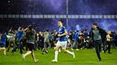 Bek Everton, Seamus Coleman, melakukan selebrasi dengan para suporter Everton yang merayakan akhir pertandingan Liga Inggris antara Everton dan Crystal Palace di Goodison Park di Liverpool, Inggris, 19 Mei 2022. Everton berhasil menang lewat come back dramatis 3-2 dan keluar dari zona degradasi Liga Inggris. (AFP/Oli Scarff)