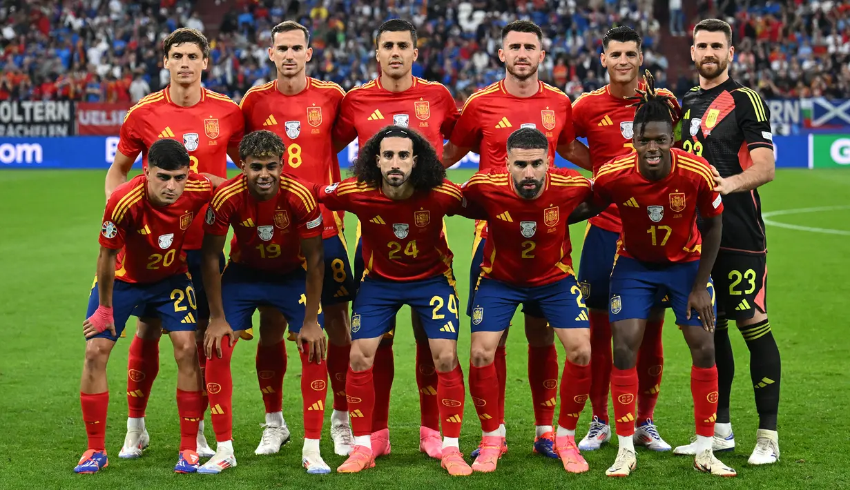 Para pemain starting XI Timnas Spanyol berfoto bersama jelang dimulainya laga matchday kedua Grup B Euro 2024 menghadapi Timnas Italia di Arena Aufschalke, Gelsenkirchen, Jerman, Kamis (20/6/2024). (AFP/Ozan Kose)