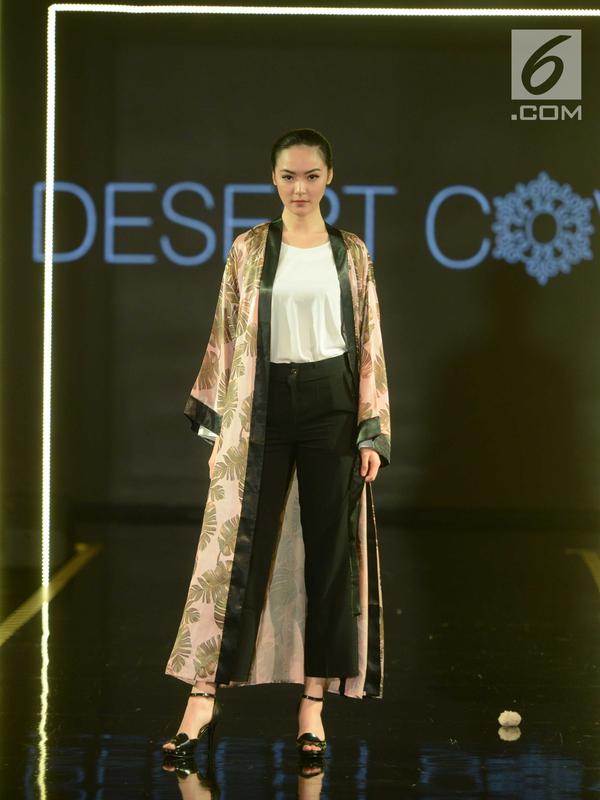 Model berpose di atas catwalk mengenakan busana Desert Cove asal Uni Emirat Arab pada hari ketiga Jakarta Modest Fashion Week di Gandaria City, Sabtu (28/7). Ajang fashion bergengsi ini diselenggarakan dari 26 hingga 29 Juli (Kapanlagi.com/Bayu Herdianto)