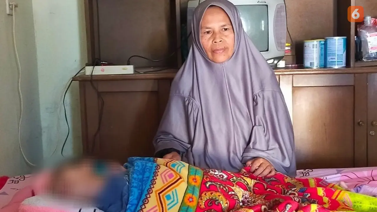 Waqiah, ibu dari anak laki-laki yang divonis mengidap cerebral palsy di Sukabumi (Liputan6.com/Fira Syahrin).