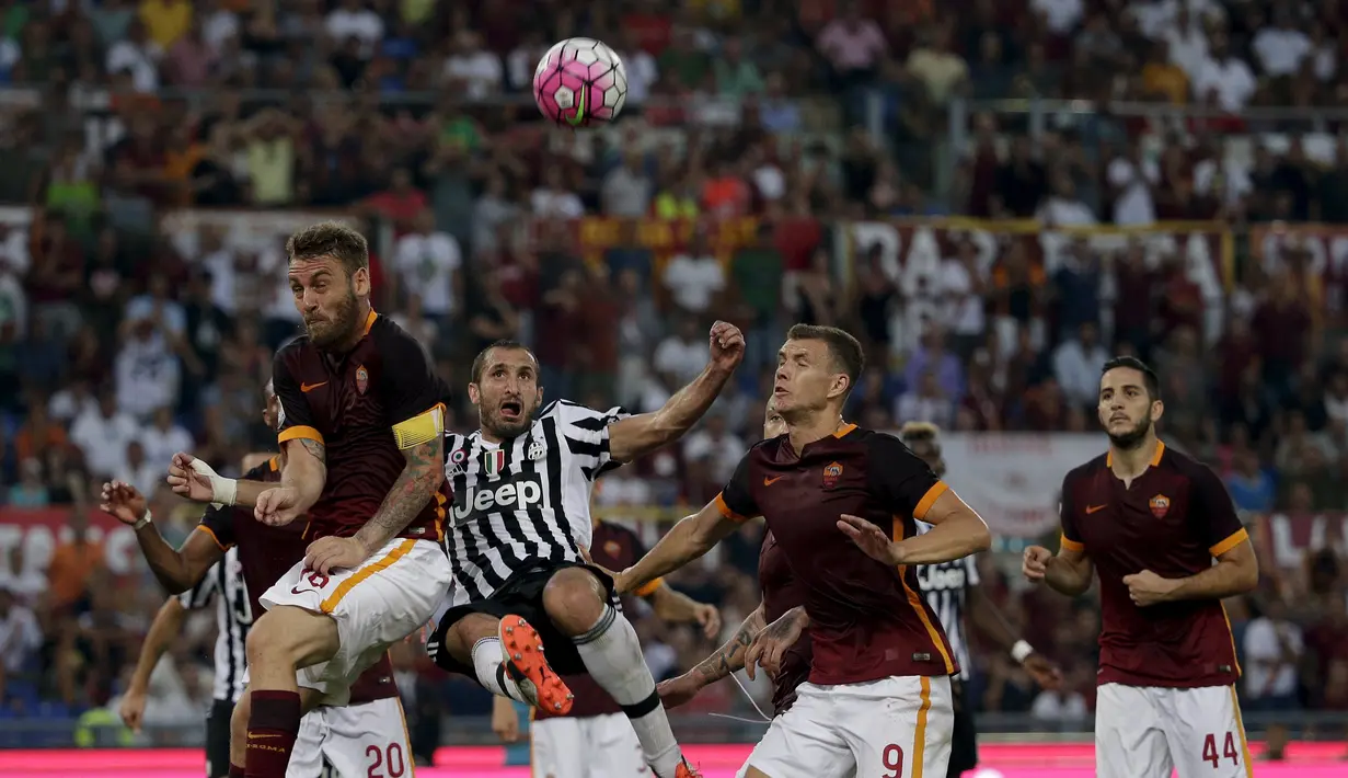 Giorgio Chiellini berebut bola dengan pemain Roma di Stadion Olimpico, Roma, Italia. Minggu (30/8/2015). (Reuters/Max Rossi)