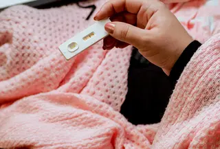 Ilustrasi perempuan yang menunjukkan tes kehamilan/copyright unsplash.com/Amr Taha