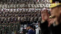 Anggota kepolisian berbagai kesatuan memberi hormat pada upacara peringatan HUT ke-72 Bhayangkara di Istora Senayan, Jakarta, Rabu (11/7). HUT tahun ini bertema 'Semangat Promoter Siap Mengamankan Agenda Nasional 2018 dan 2019'. (Liputan6.com/Johan Tallo)