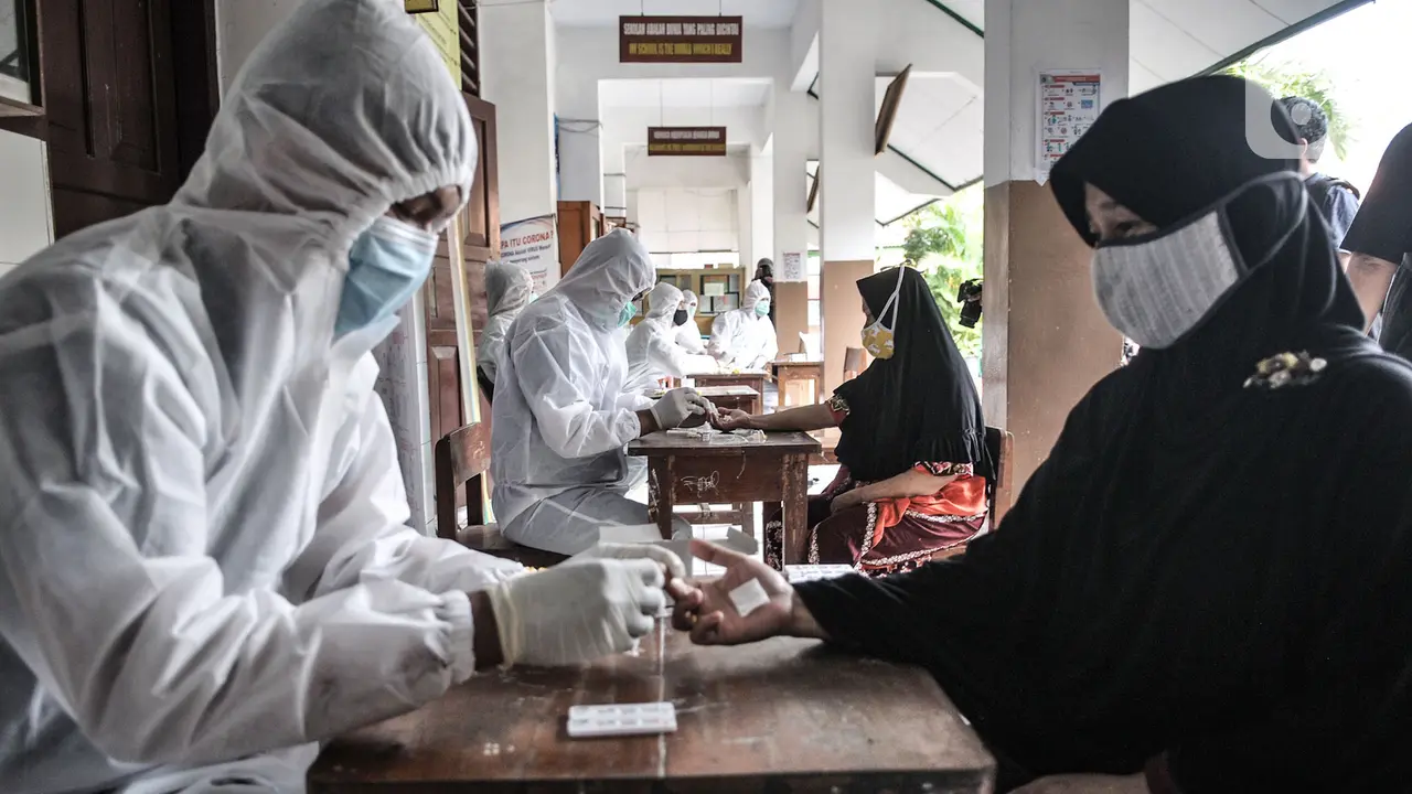 Warga Petamburan Jalani Rapid Test
