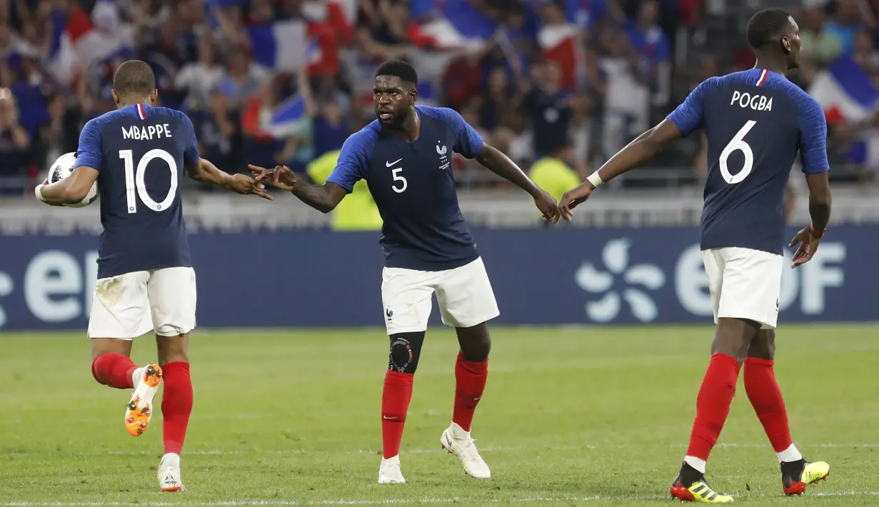 Para pemain Prancis merayakan gol Kylian Mbappe (kiri) pada laga uji coba di Groupama stadium, Decines, Lyon (9/6/2018). Prancis dan Amerika bermain imbang 1-1. (AP/Laurent Cipriani)