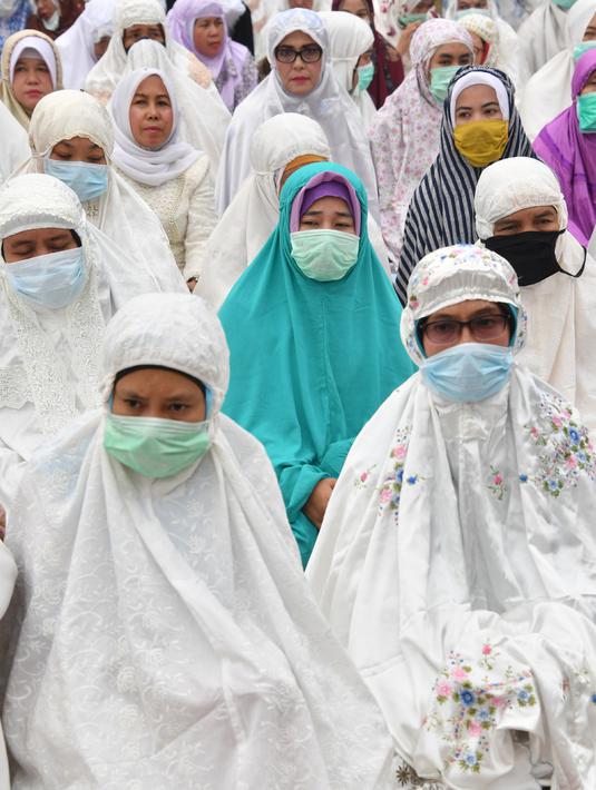 Umat muslim mengenakan masker sambil salat minta hujan (Istisqa)  ketika kabut asap menyelimuti kota Pekanbaru, di Riau, Jumat (13/9/2019). Kegiatan ini untuk meminta turunnya hujan guna mengurangi dampak kabut asap kebakaran hutan dan lahan di sejumlah wilayah di Provinsi Riau. (ADEK BERRY/AFP)