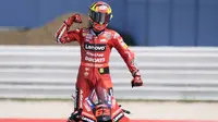 Pembalap Ducati Lenovo Francesco Bagnaia merayakan kemenangan setelah balapan MotoGP San Marino di sirkuit Misano, Minggu, 4 September 2022. Balapan selanjutnya&nbsp;adalah MotoGP&nbsp;Aragon, 18 September. (Filippo MONTEFORTE / AFP)&nbsp;