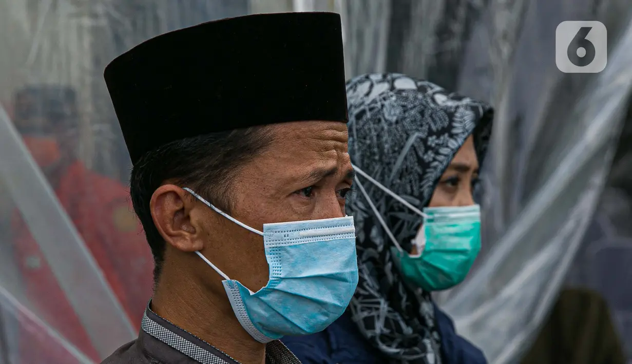 Kesedihan keluarga korban saat doa bersama dan tabur bunga di lokasi jatuhnya pesawat Sriwijaya Air SJ 182 di perairan Kepulauan Seribu, Jumat (22/1/2020). Tabur bunga diikuti perwakilan keluarga korban, tim manajemen Sriwijaya Air, regulator, hingga Tim SAR. (Liputan6.com/Faizal Fanani)