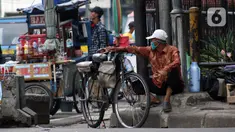Pengojek sepeda menunggu penumpang di kawasan Kota Tua, Jakarta, Selasa (21/4/2020). Penghentian sementara aktivitas sebagian besar pertokoan dan perkantoran seiring pelaksanaan WFH dan PSBB berimbas pada sulitnya pengojek sepeda mencari penumpang. (Liputan6.com/Helmi Fithriansyah)