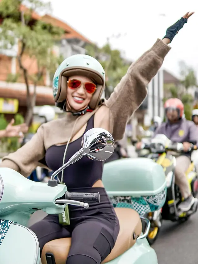 Wika Salim saat riding Vespa di Bali (Instagram/wikasalim)