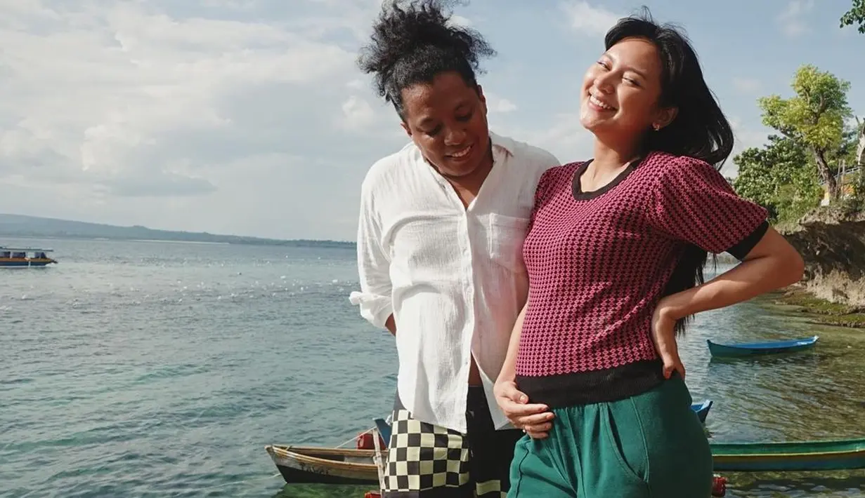 Kenyamanan yang utama bagi Indah, ia memakai sweatpants warna hijau dan blouse knit motif warna merah. (Foto: Instagram @indahpermatas)