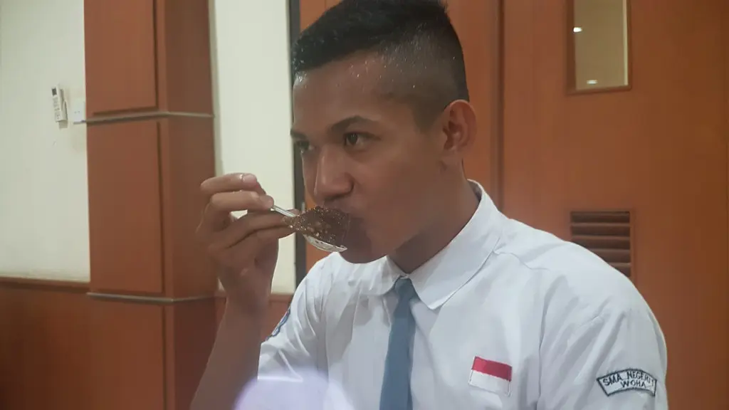 Ekspresi Calon Paskibraka 2017 dari NTB, Agus Putra Pratama Yudha, Saat Menyantap Daging Semur yang Agak Keras