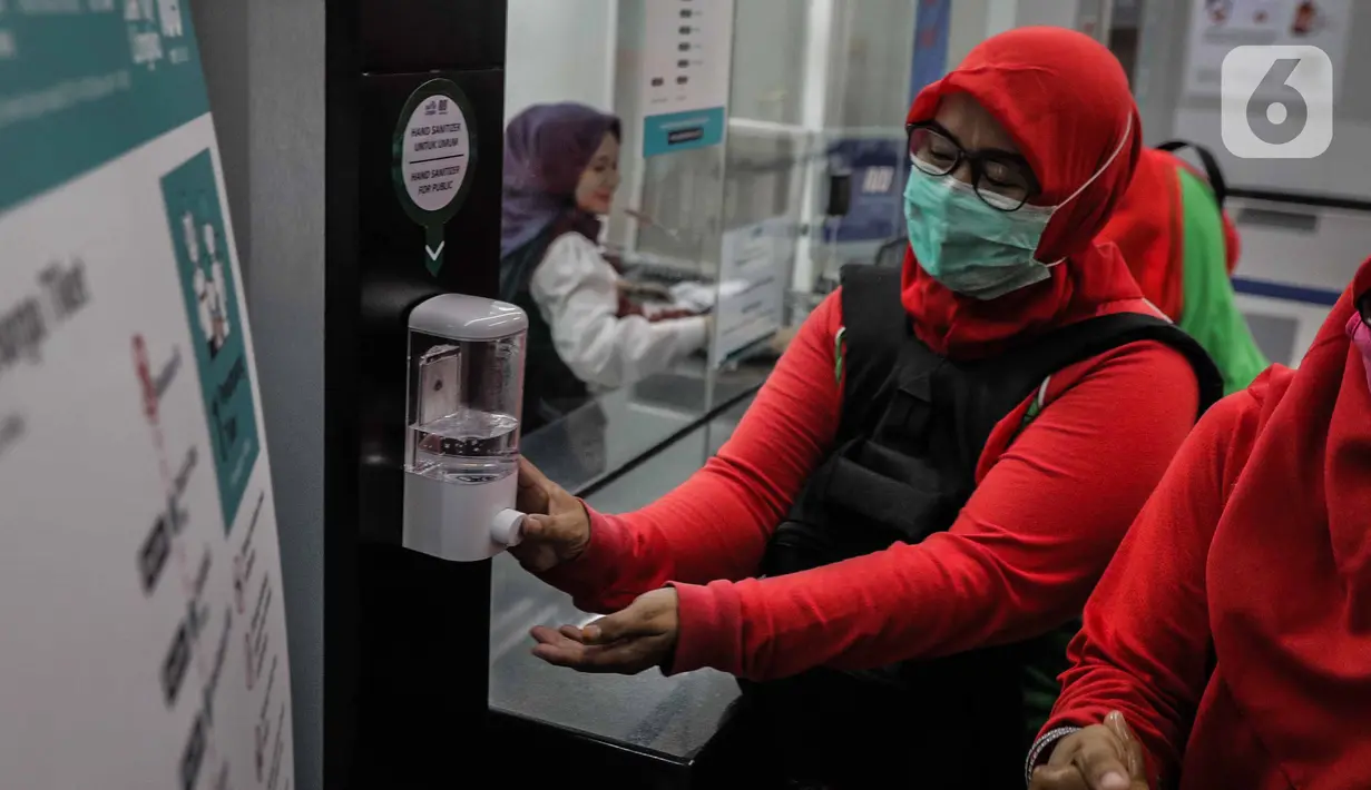Penumpang Mass Rapid Transit (MRT) menggunakan cairan pembersih tangan saat berada di Stasiun Bundaran HI Jakarta, Selasa (3/3/2020). Penumpang dengan gejala demam tinggi dilarang masuk dan menggunakan MRT sebagai upaya pencegahan penyebaran virus corona Covid 19. (Liputan6.com/Faizal Fanani)