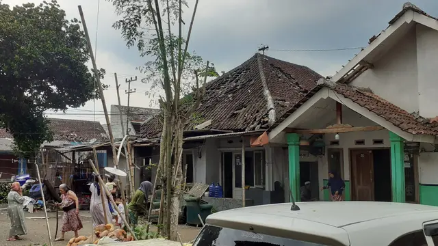 Rumah warga di Desa Sukomakmur rusak akibat dihantam angin puting beliung (Istimewa)