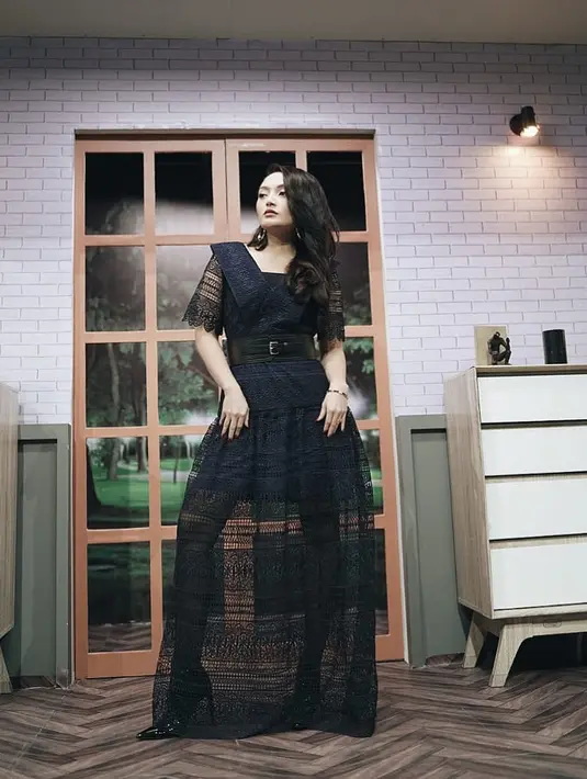 Tak hanya bersuara merdu, Siti Badriah juga ahli berpose di depan kamera. Salah satu busananya yang modis ini pun terlihat cocok dikenakan Siti Badriah. Rok hitam tembus pandang dipadupadankan dengan heels hitam membuat penampilan Sibad menjadi elegan dan mewah. (Liputan6.com/IG/@sitibadriahh)