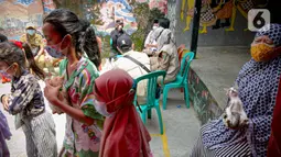 Warga mengantre membawa hewan peliharaannya untuk diperiksa kesehatannya di Kawasan Tebet, Jakarta, Senin (22/2/2021). Dinas KPKP Provinsi DKI Jakarta mengadakan pemeriksaan kesehatan hewan peliharaan secara gratis bagi yang terdampak banjir. (Liputan6.com/Faizal Fanani)