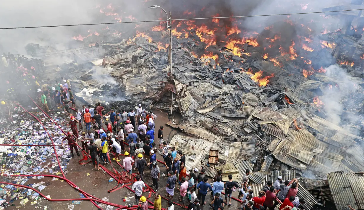 Pasar pakaian Bangabazar merupakan salah satu pasar terbesar di negara ini, memiliki toko pakaian yang dibangun dari timah dan kayu dalam struktur labirinnya. (AFP Photo)
