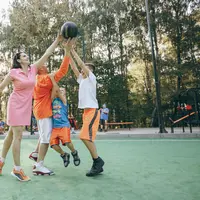 Olahraga ringan bersama anak yang bisa dilakukan di rumah. (foto: prostooleh/freepik)