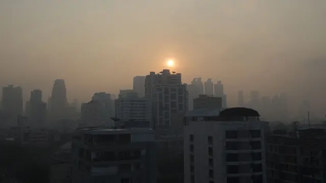 Diselimuti Kabut Asap, Warga Thailand Beraktivitas Pakai Masker