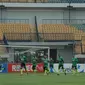 Pemain Persebaya saat berlatih di Stadion GBLA (Liputan6.com/Dimas Angga P)